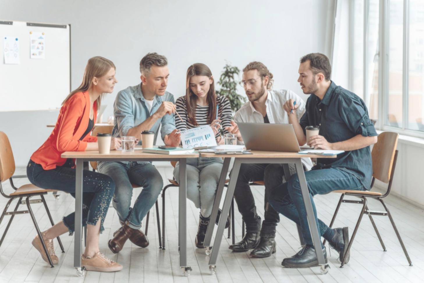norentavio Team bei der Arbeit an Geschäftsplänen